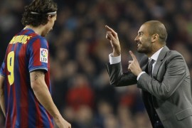 Barcelona's coach Josep Guardiola (R) gives instructions to Swedish player Zlatan Ibrahimovic during their Spanish first division soccer match against Real Madrid at the Camp Nou stadium in Barcelona November 29, 2009. REUTERS/Gustau Nacarino (SPAIN SPORT SOCCER)