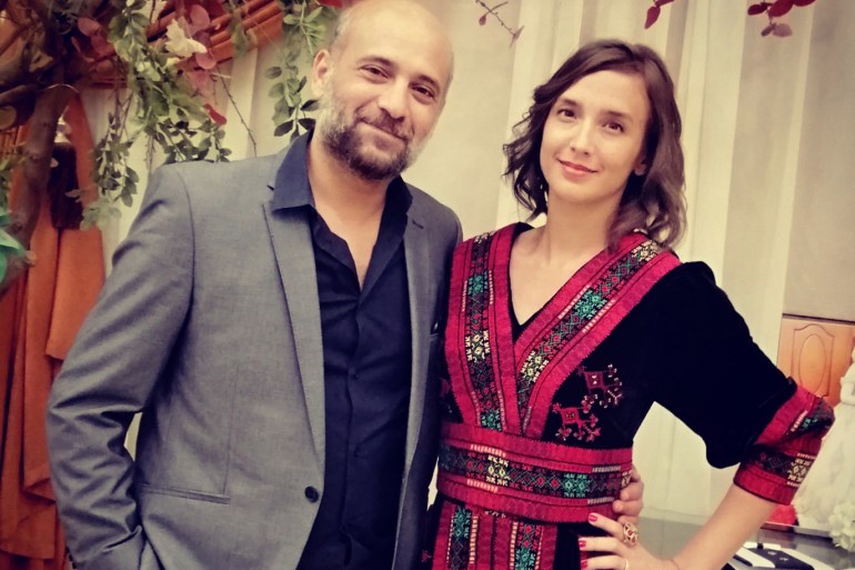 ‎⁨رامي شعث مع زوجته الفرنسية سيلين لوبران شعث وهي ترتدي اللباس التقليدي الفلسطيني.