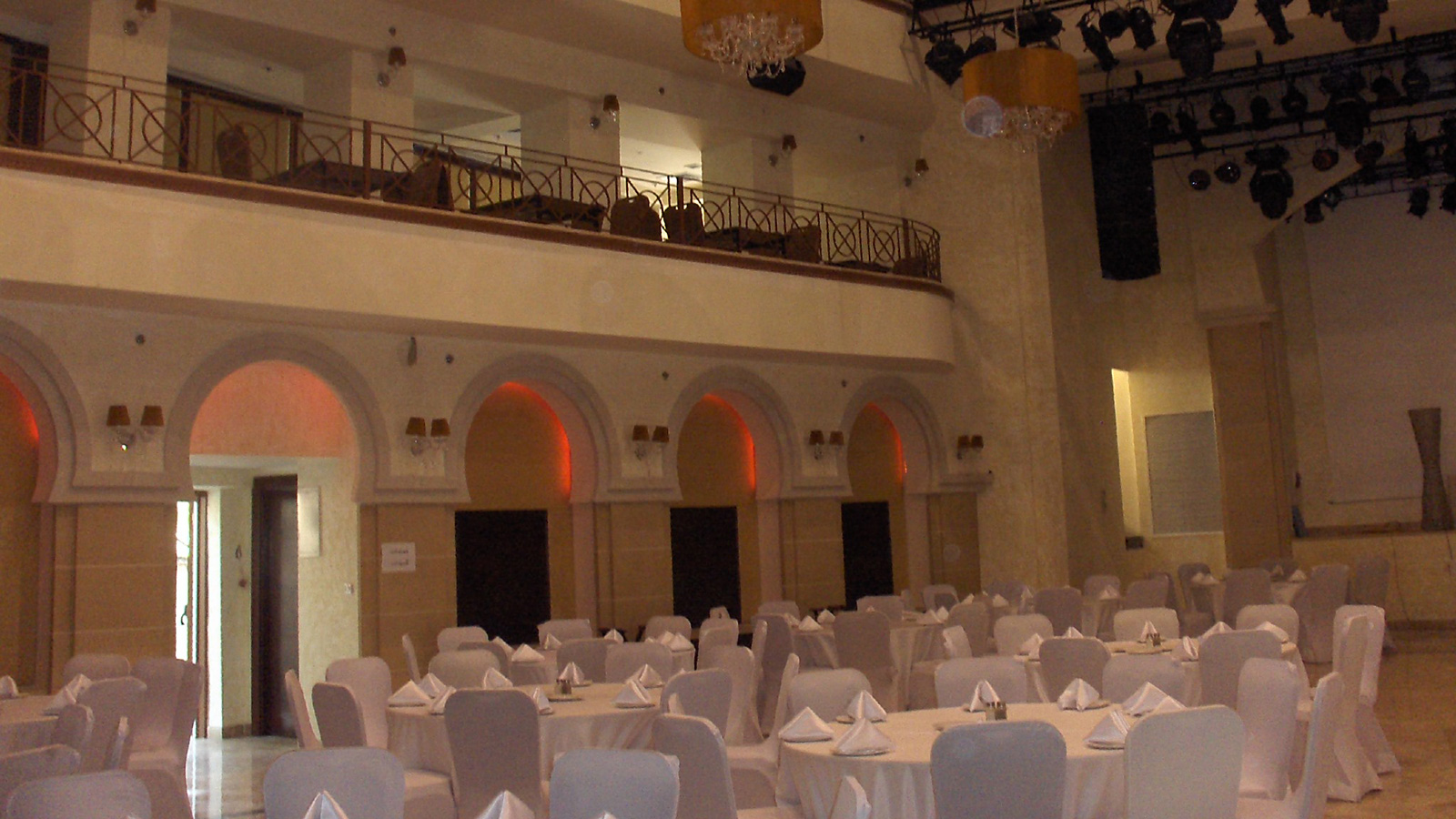 ‪سينما الحمراء من الداخل بعد ترميمها وافتتاحها عام 2009 وتحويلها إلى قاعة أفراح ومؤتمرات‬ (الجزيرة)