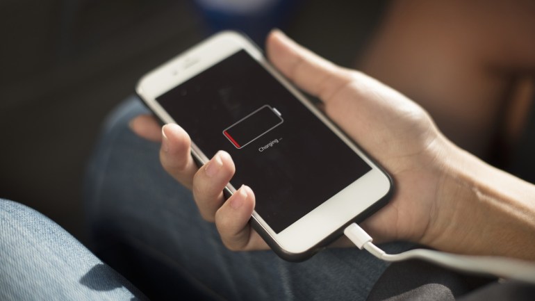 phone battery charging (pixabay)