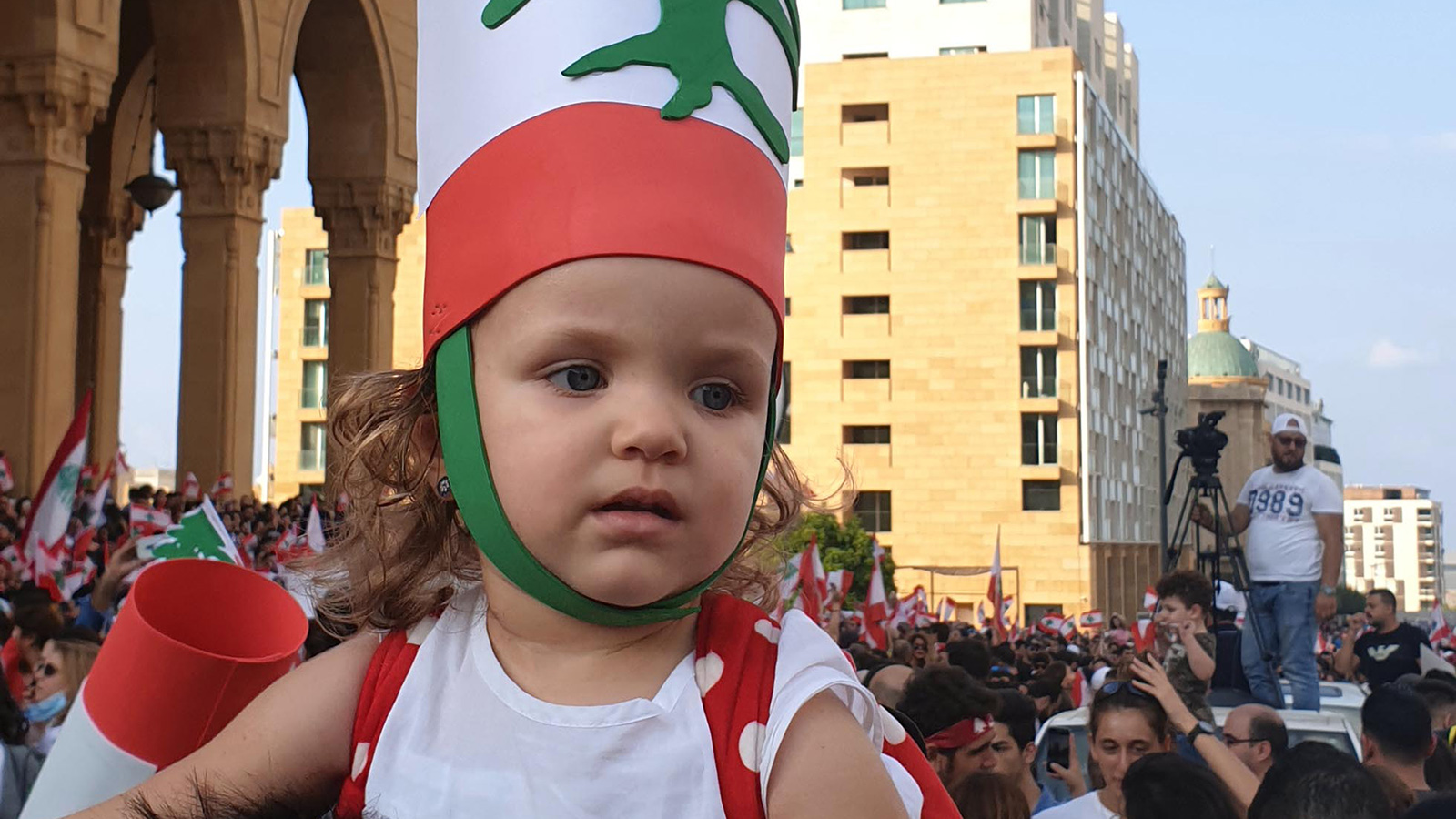 اللبنانيون شاركوا بجميع أطيافهم في المظاهرات (الجزيرة)