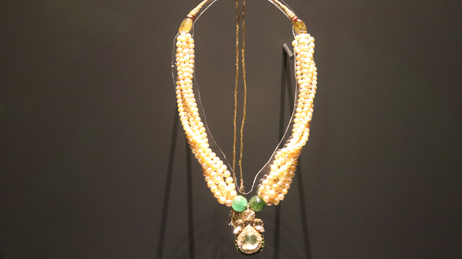 ‪قلادة أهداها الأمير الوالد لمتحف الفن الإسلامي تدل على التقدير المستمر في قطر للمجوهرات الهندية‬ (الجزيرة)