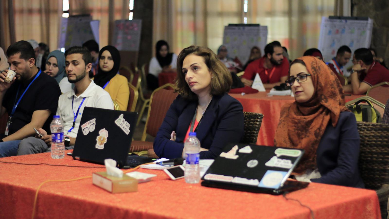  لجنة تحكيم الفعالية تقيم أفكار المشاريع الريادية المطروحة من المرشحين (الجزيرة)