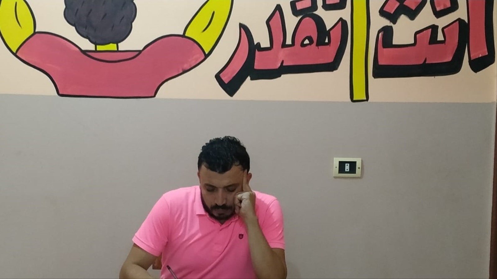 ‪المدرس المصري محمد عبد الرحمن أثناء إعداد مشاهد فيلم العقاد‬ (الجزيرة)