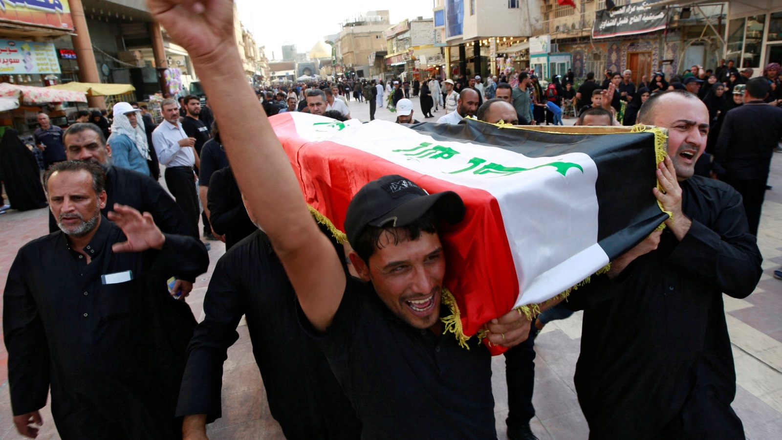 تشييع أحد ضحايا مظاهرات النجف الأسبوع الماضي (رويترز)