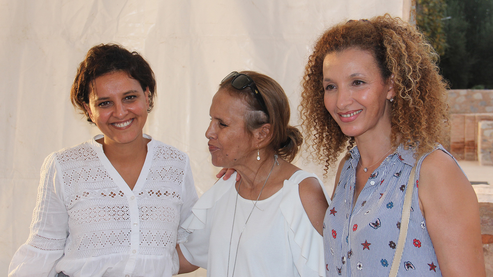 ‪الكاتبة والوزيرة الفرنسية السابقة من أصل مغربي نجاة بلقاسم (يسار)  في معرض الكتاب بساحة الكتيبة‬ (الجزيرة)