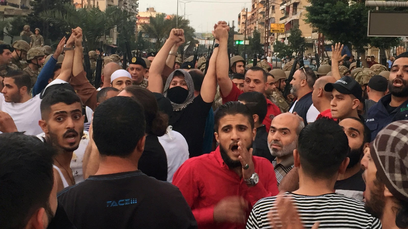 ‪متظاهرون في طرابلس شمالي لبنان‬ (رويترز)