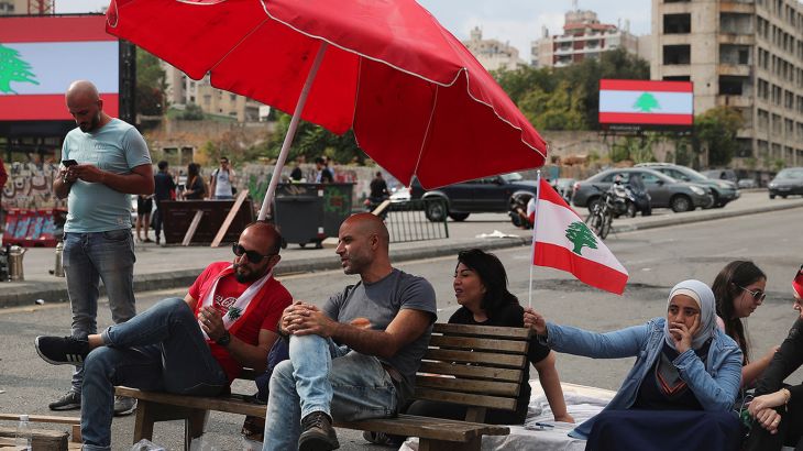 اللبنانيون يواصلون تظاهرهم لليوم الثاني عشر