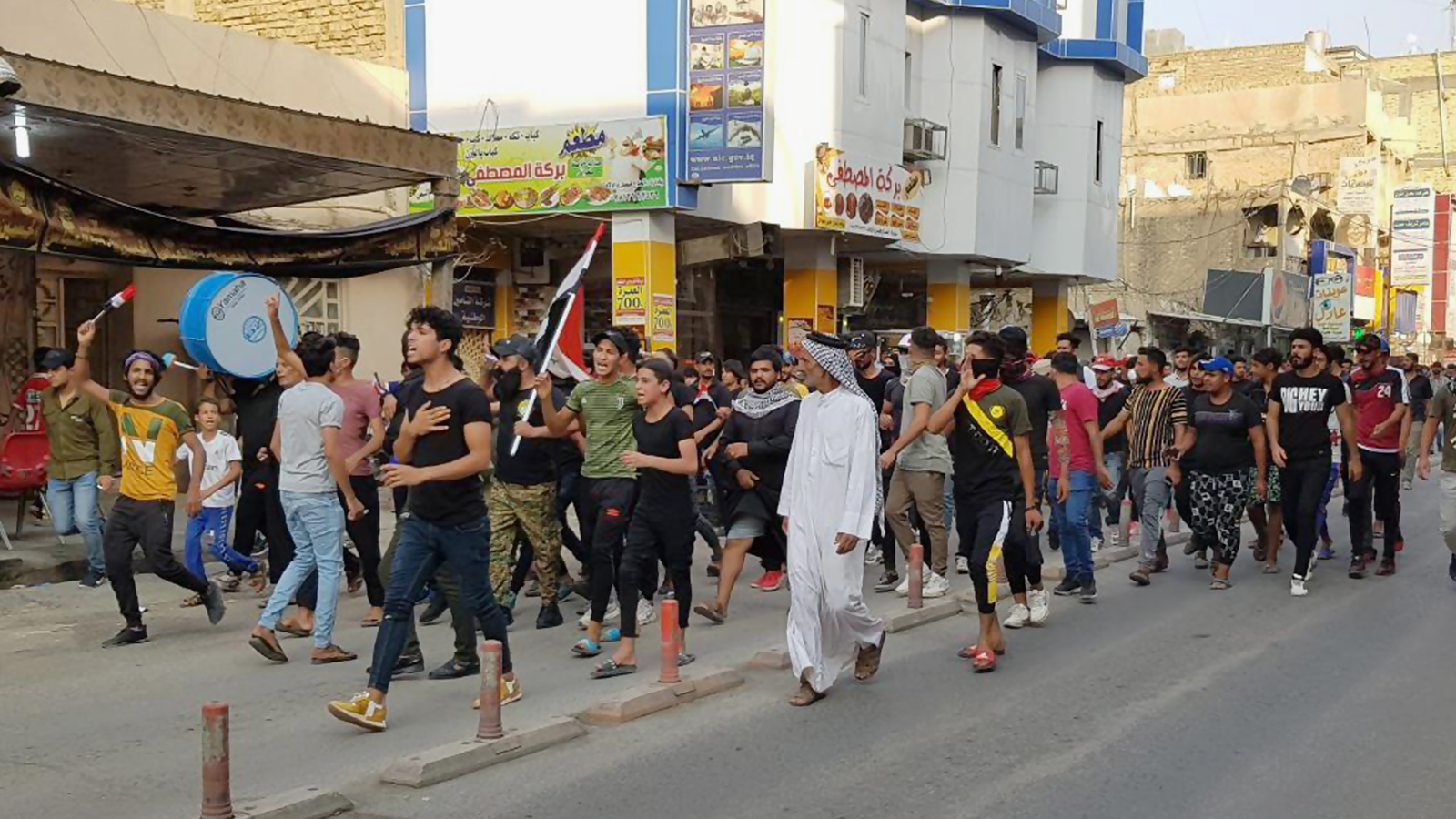 ‪صورة أخرى للمتظاهرين وسط الناصرية وهم يحملون العلم العراقي‬ (الجزيرة نت)