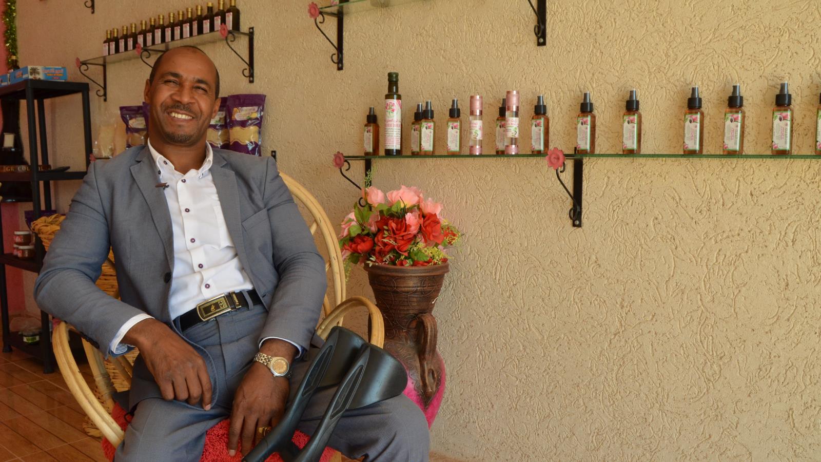 رشيد نايت الحسين من ذوي الاحتياجات الخاصة رئيس التعاونية الفلاحية أم عياش لإنتاج وتقطير الورد العطري (الجزيرة)