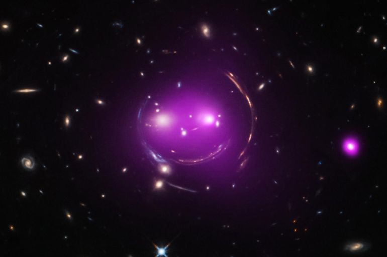Said سعيد - صورة التقطها تلسكوب هابل لتجمع مجرات SDSS J1038+4849 في 2015 وبدت مشوهة بسبب عدسة الجاذبية – ناسا – متاح الاستخدام - كيف استخدم العلماء الكون نفسه كعدسة تلسكوب؟