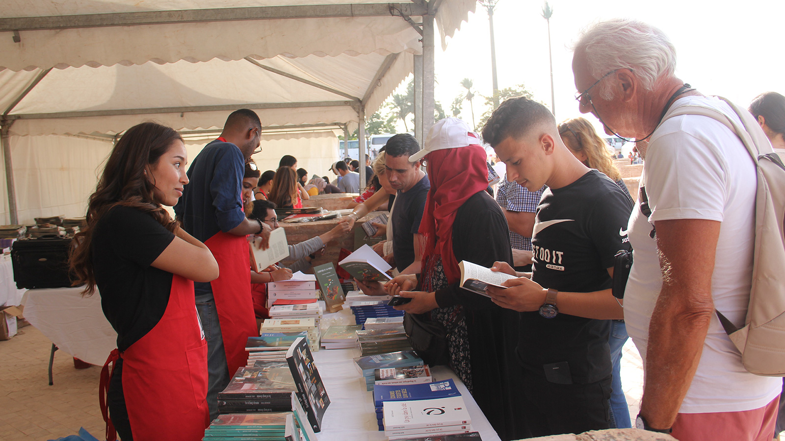 المعرض يتيح للزوار لقاء الكُتاب ومناقشتهم في كتبهم (الجزيرة)