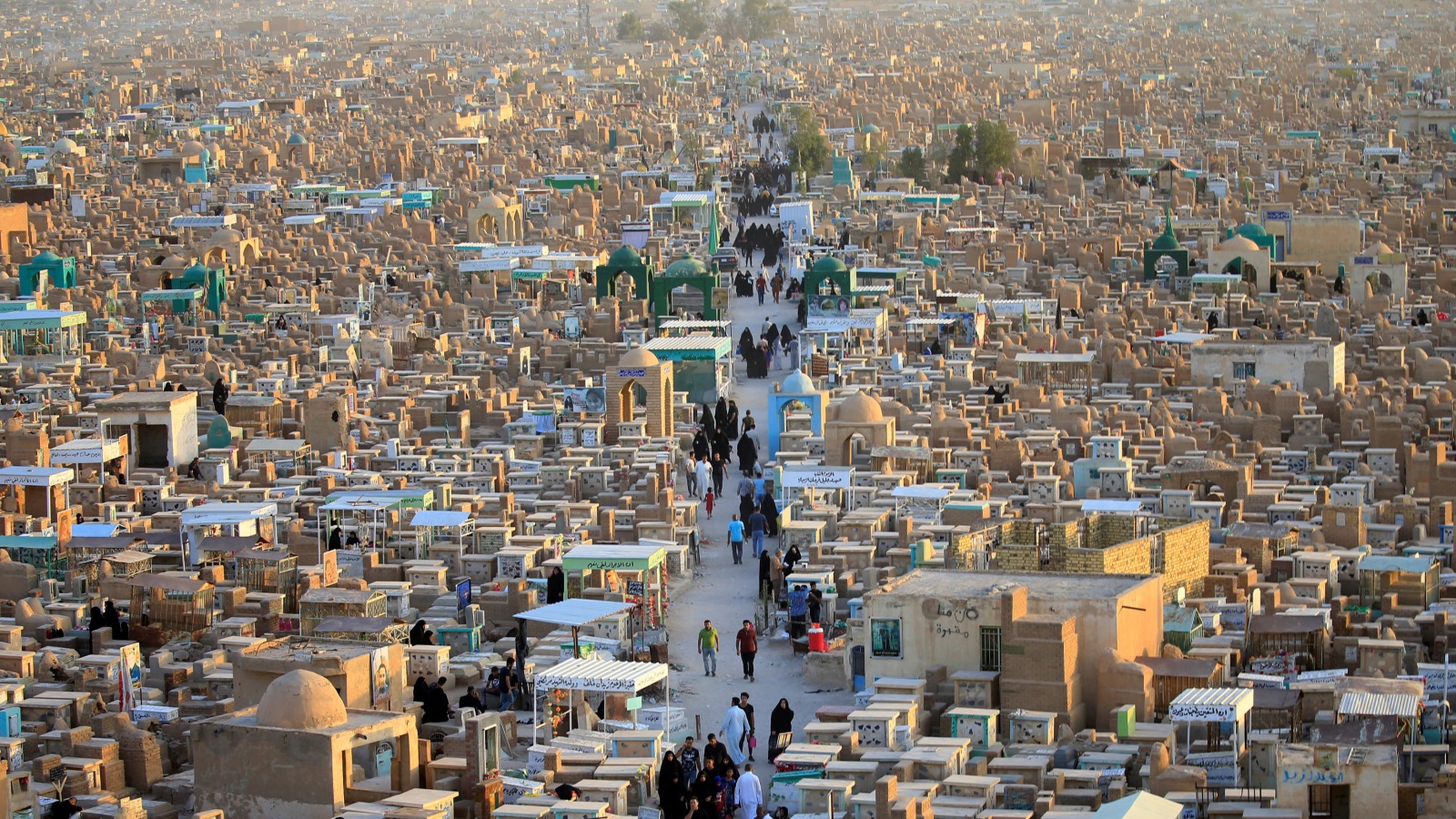 ‪آلاف الشيعة يزورون المقبرة سنويا‬ (رويترز)