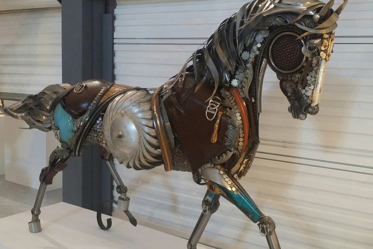 حصان حديدي معروض بمعرض السكراب (الجزيرة نت).