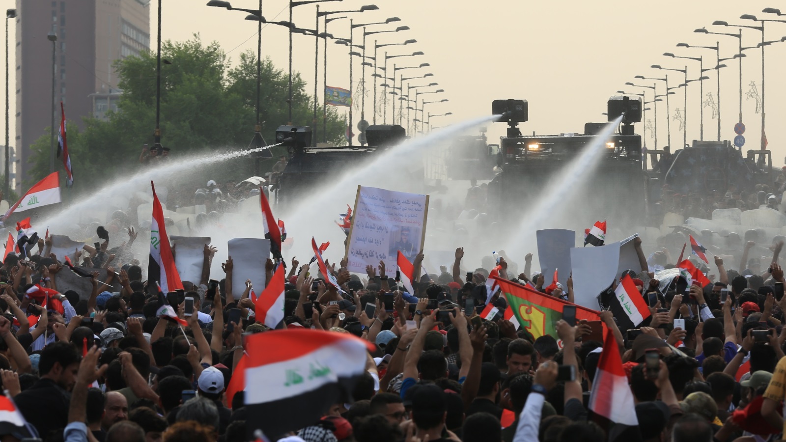 قوات مكافحة الشغب تحاول تفريق المتظاهرين وسط بغداد ( الأناضول)