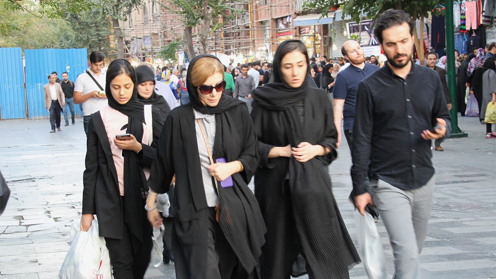 وفق القانون الجديد يمكن للأم الإيرانية منح الجنسية الإيرانية لمولودها فورا (الجزيرة)