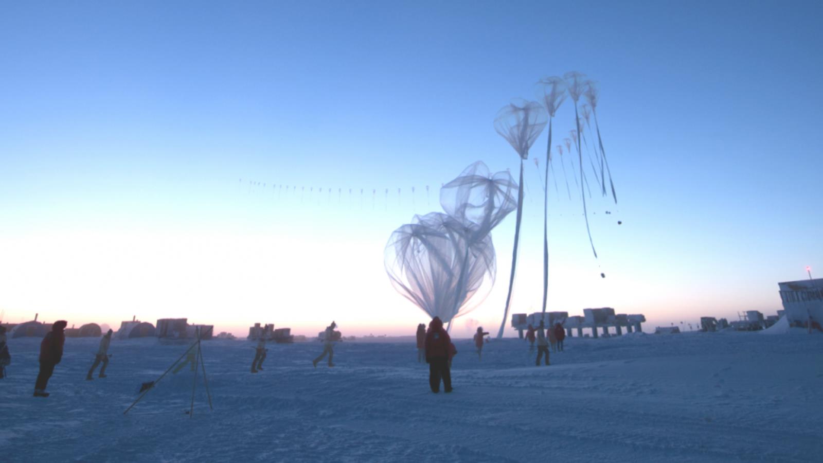 ‪إطلاق بالون الأوزون فوق القارة القطبية الجنوبية‬ إطلاق بالون الأوزون فوق القارة القطبية الجنوبية (مواقع التواصل)