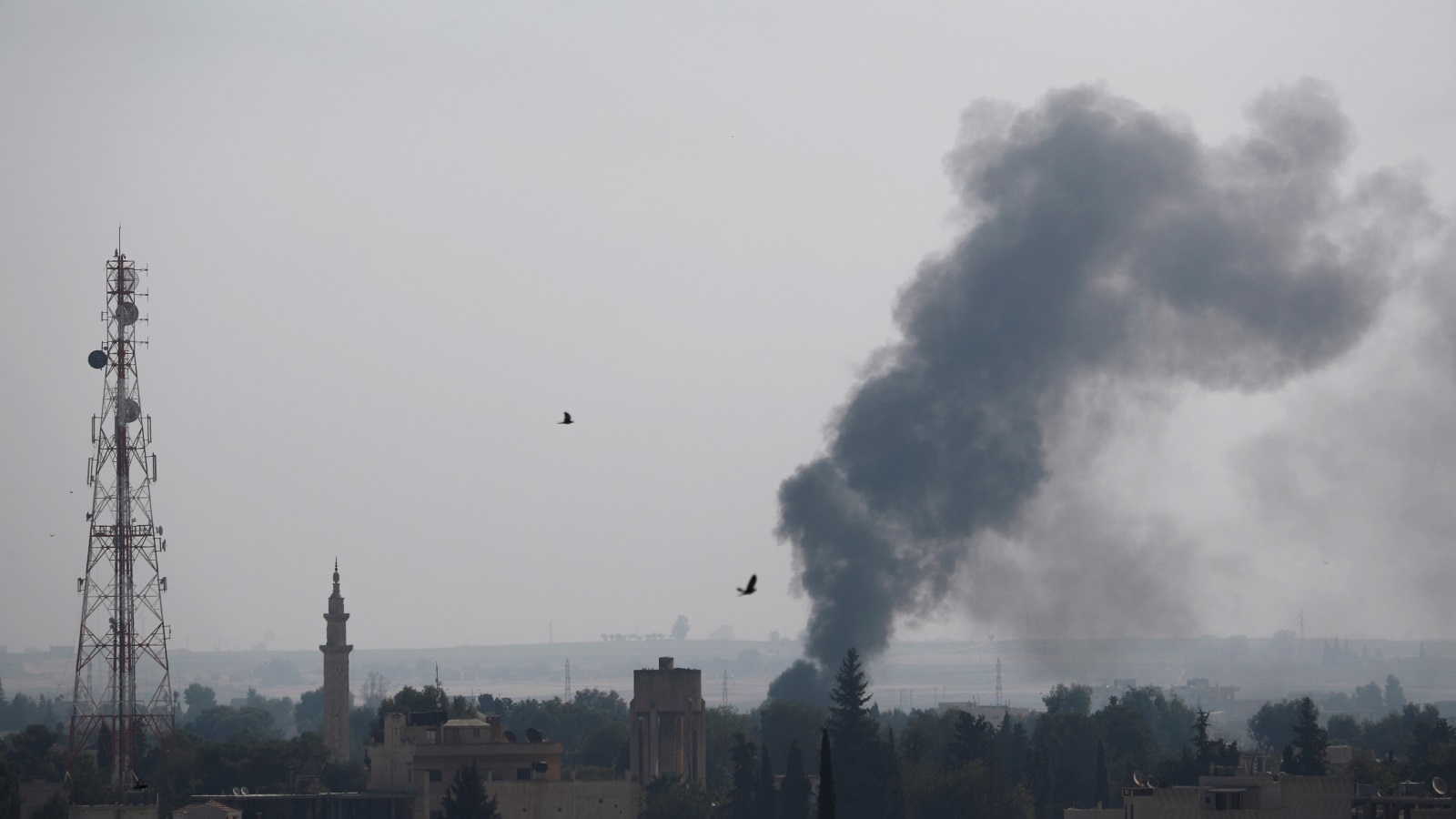 قصف مدفعي يستهدف مواقع تابعة لقوات سوريا الديمقراطية بمدينة رأس العين شمال شرقي سوريا (رويترز)