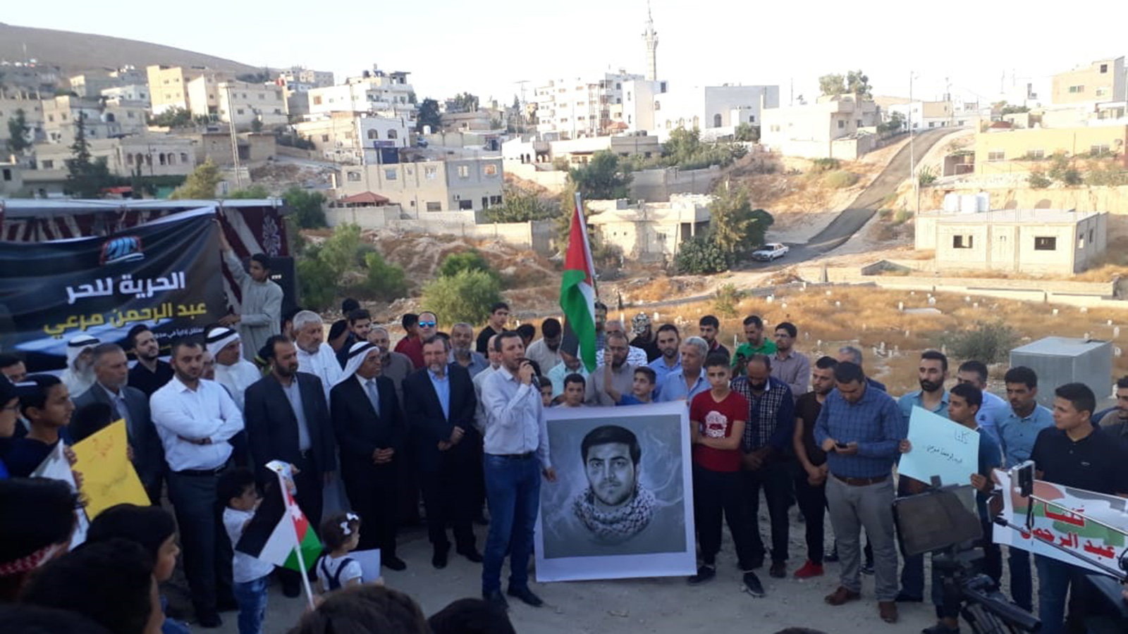 ‪وقفة تضامنية للمطالبة بالإفراج عن الأسرى الأردنيين في سجون الاحتلال بمحافظة الزرقاء أمام منزل الأسير مرعي‬ (الجزيرة)