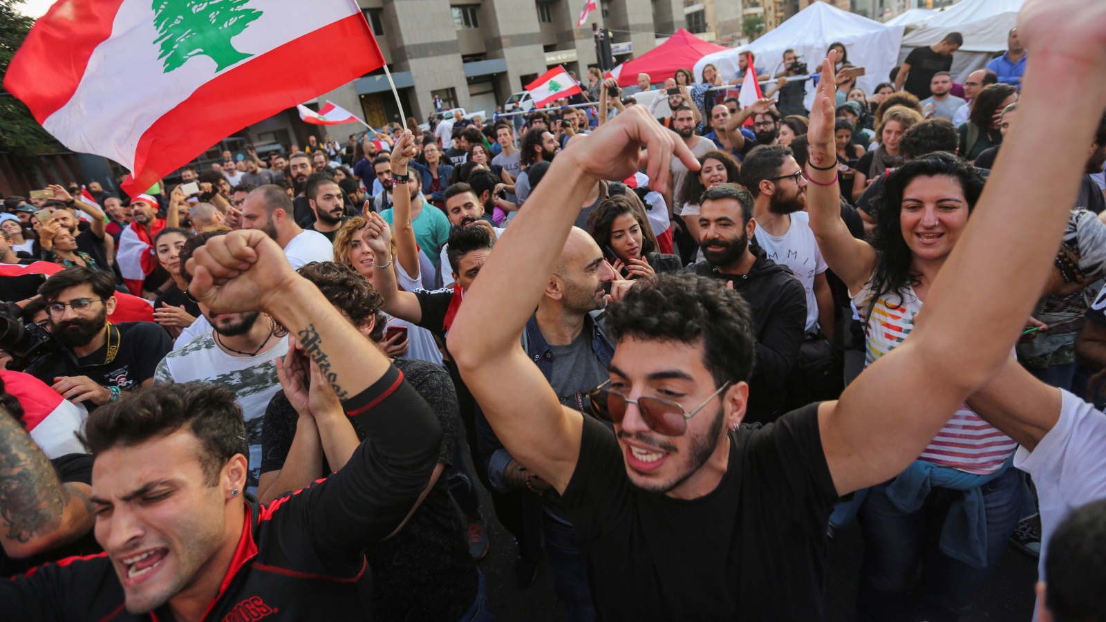 المناطق اللبنانية احتفت باستقالة الحريري (رويترز)