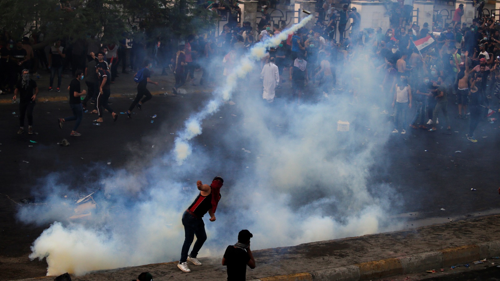 ‪مواجهات دامية وقعت بين المحتجين وقوات الأمن في بغداد‬ (رويترز)