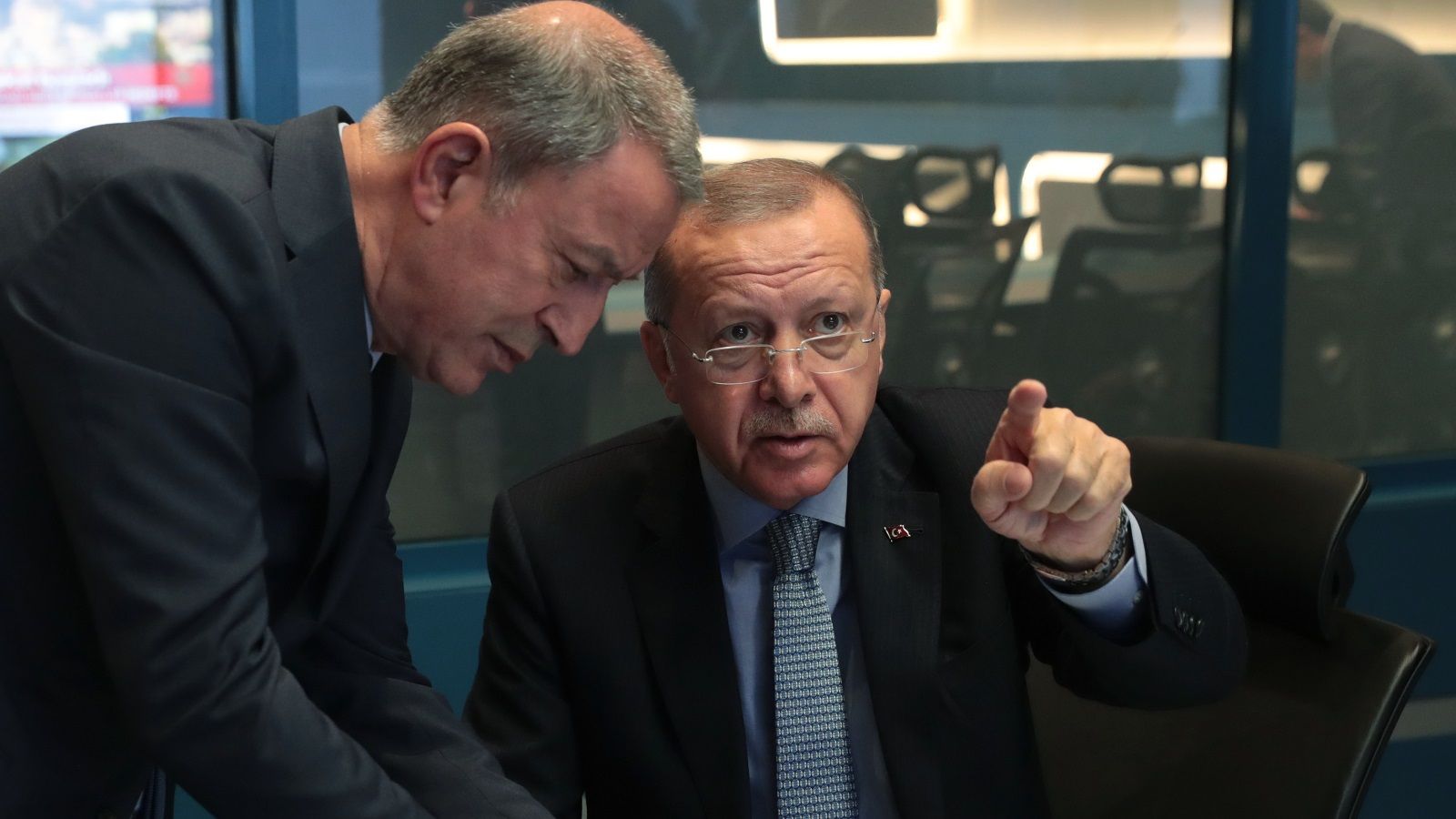أردوغان ووزير الدفاع خلوصي أكار في اجتماع بالعاصمة أنقرة لمتابعة مجريات العملية العسكرية (الأناضول)