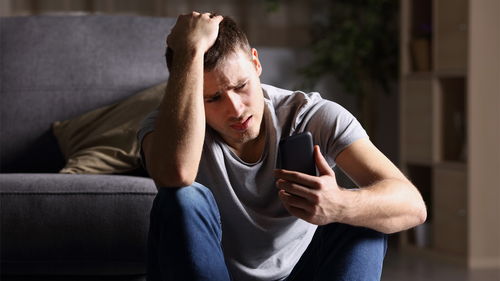 ‪دراسة: مواقع التواصل الاجتماعي قد تلعب دورا رئيسيا بتنامي القلق والاكتئاب بين المراهقين‬ (غيتي)