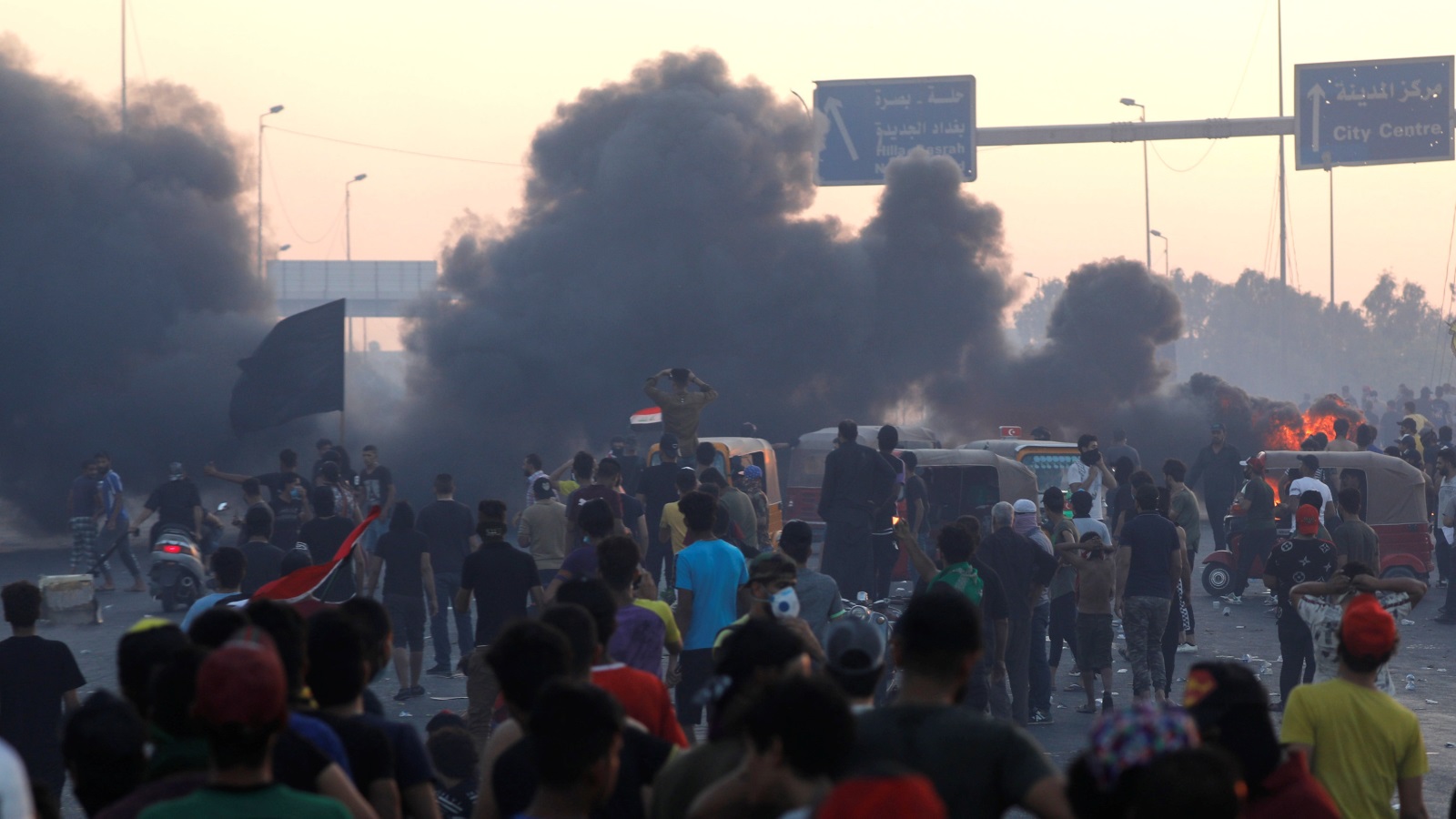 المظاهرات في بغداد لم تكن في ساحة بعينها وإنما في مواقع عدة (رويترز)