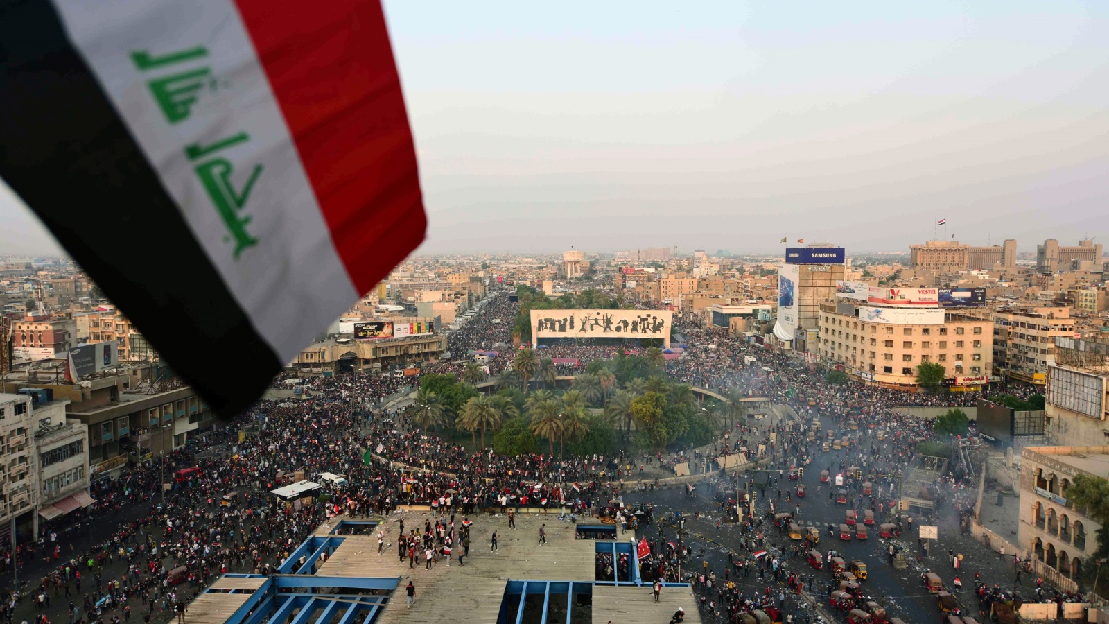 حشود ضخمة من المتظاهرين في ساحة التحرير وسط بغداد تواصل التجمع لليوم 11 على التوالي (الأوروبية)