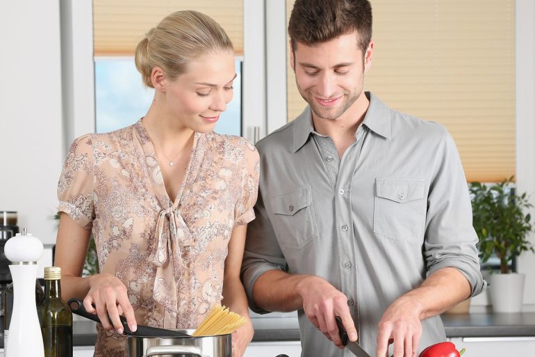 تحتاج المرأة العاملة لمساعدة زوجها في البيت والمطبخ وشؤون الأولاد - المصدر Pxhere