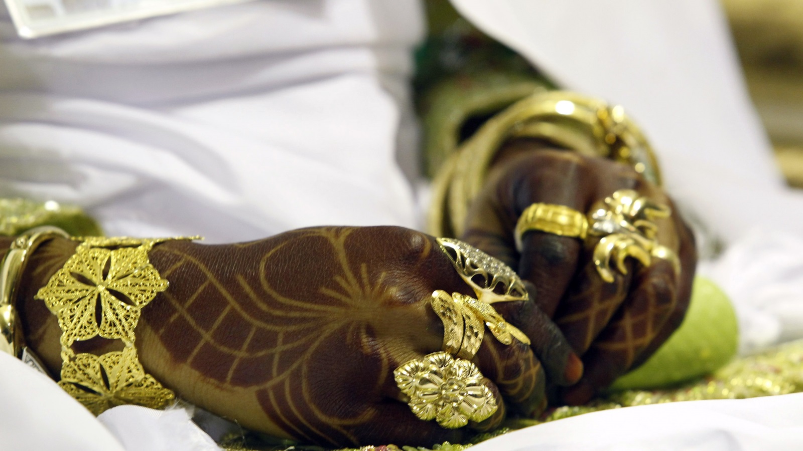 ‪الزفاف وباقي المناسبات الاجتماعية أكثر الفترات التي يُشترى فيها الذهب‬ (رويترز)