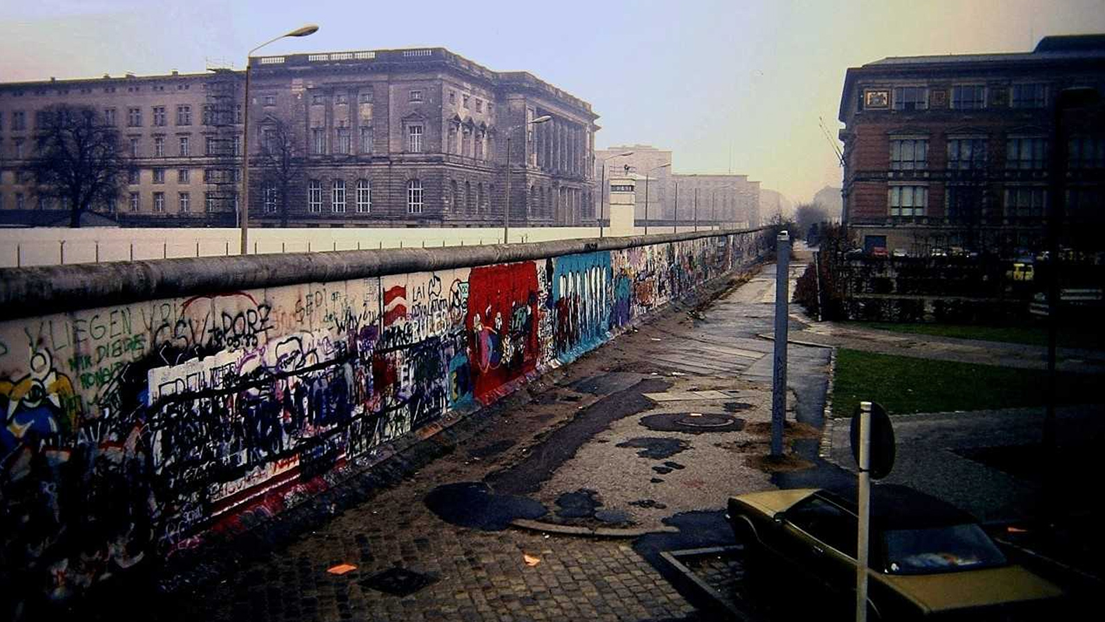 جدار برلين قبل عام من السقوط(مواقع التواصل )