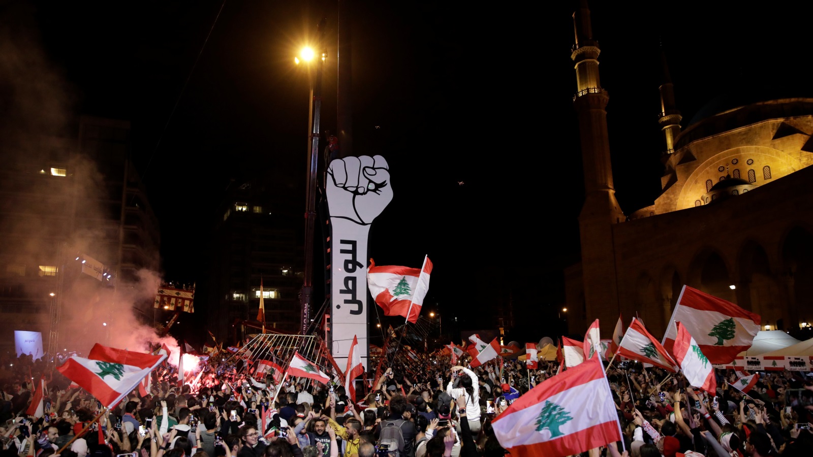 ‪(رويترز)‬ الحراك في الشارع اللبناني يتواصل منذ 17 أكتوبر/تشرين الأول الماضييتواصل 