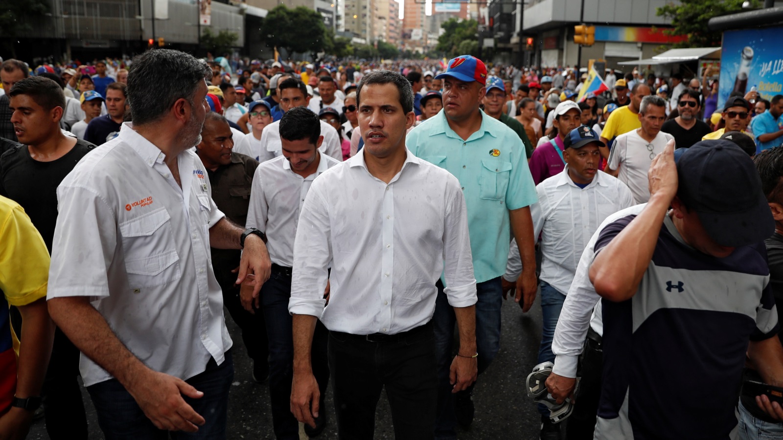 ‪غوايدو يقود أنصاره في مظاهرة حاشدة في كراكاس‬ (رويترز)