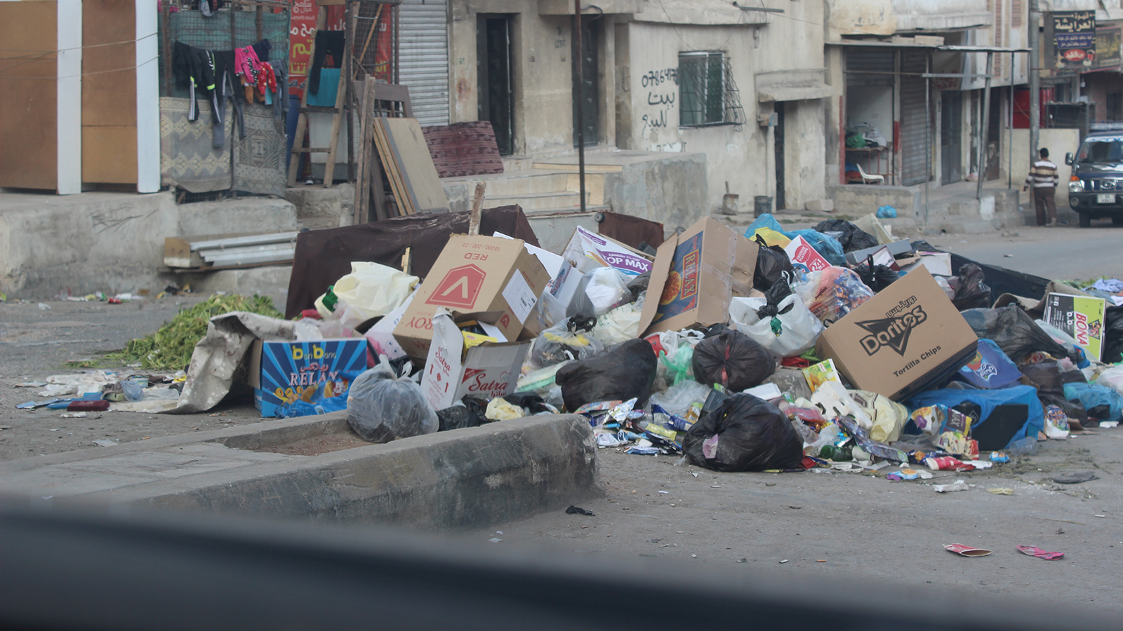 ‪شوارع مخيم البقة اكتظت بالنفايات نتيجة إضراب العاملين في الخدمات العامة‬ (الجزيرة نت)