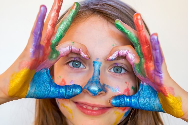 Kinder machen Handabdrücke mit Fingerfarben