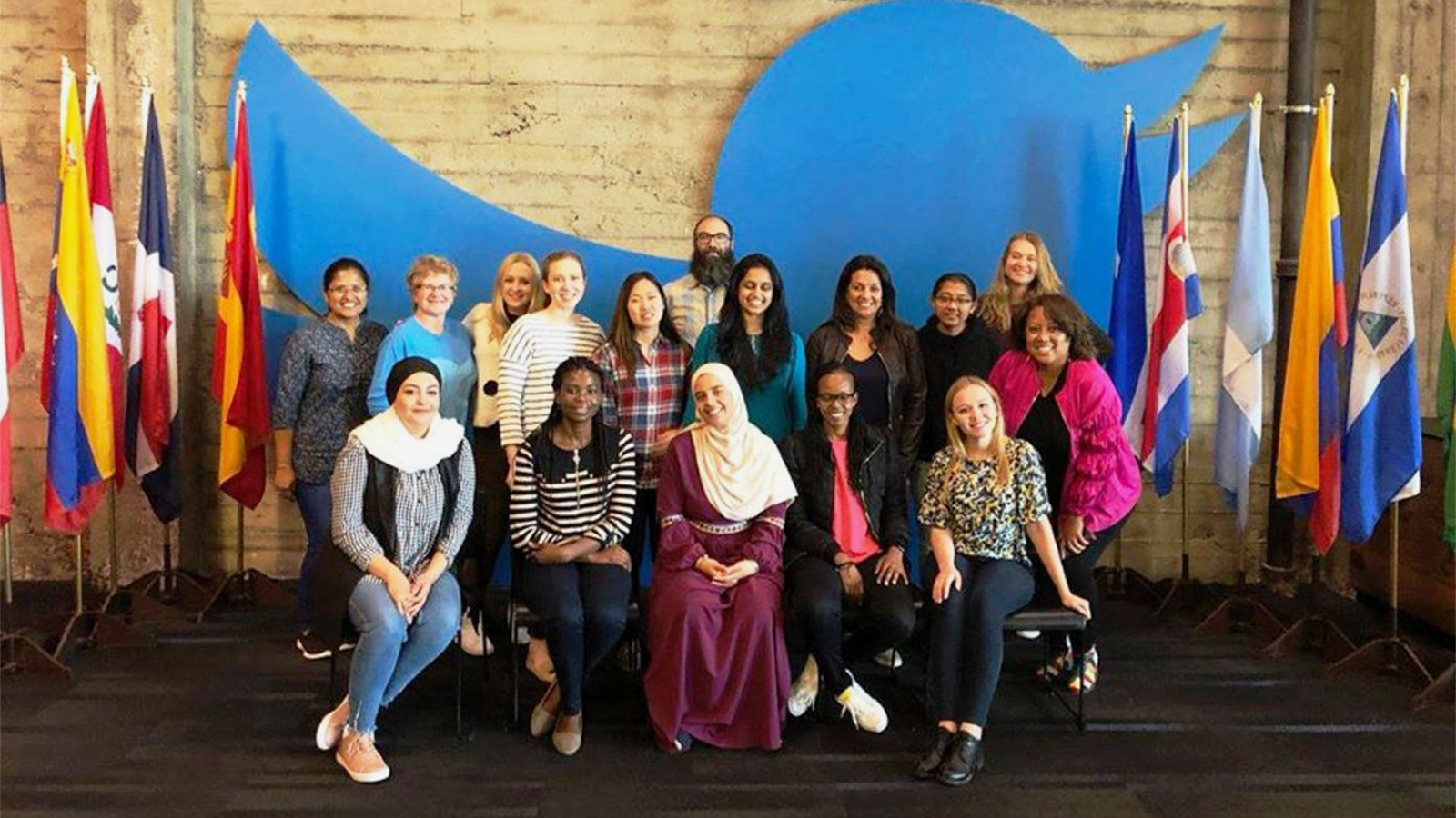‪سلمى بكوش (وسط الجالسات) أثناء فترة تدريبها في شركة تويتر عام 2018‬ (مواقع التواصل)