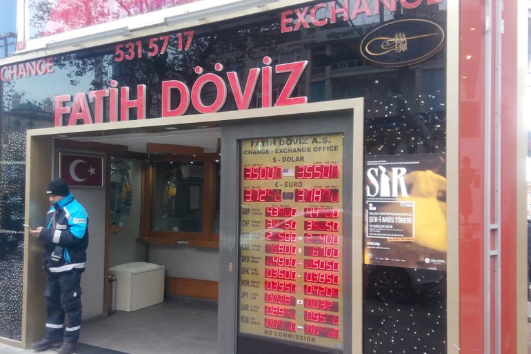 سعر صرف الدولار على اللوحة الالكترونية لاسعار العملات في واجهة احدى محلات الصرافة بمدينة إسطنبول