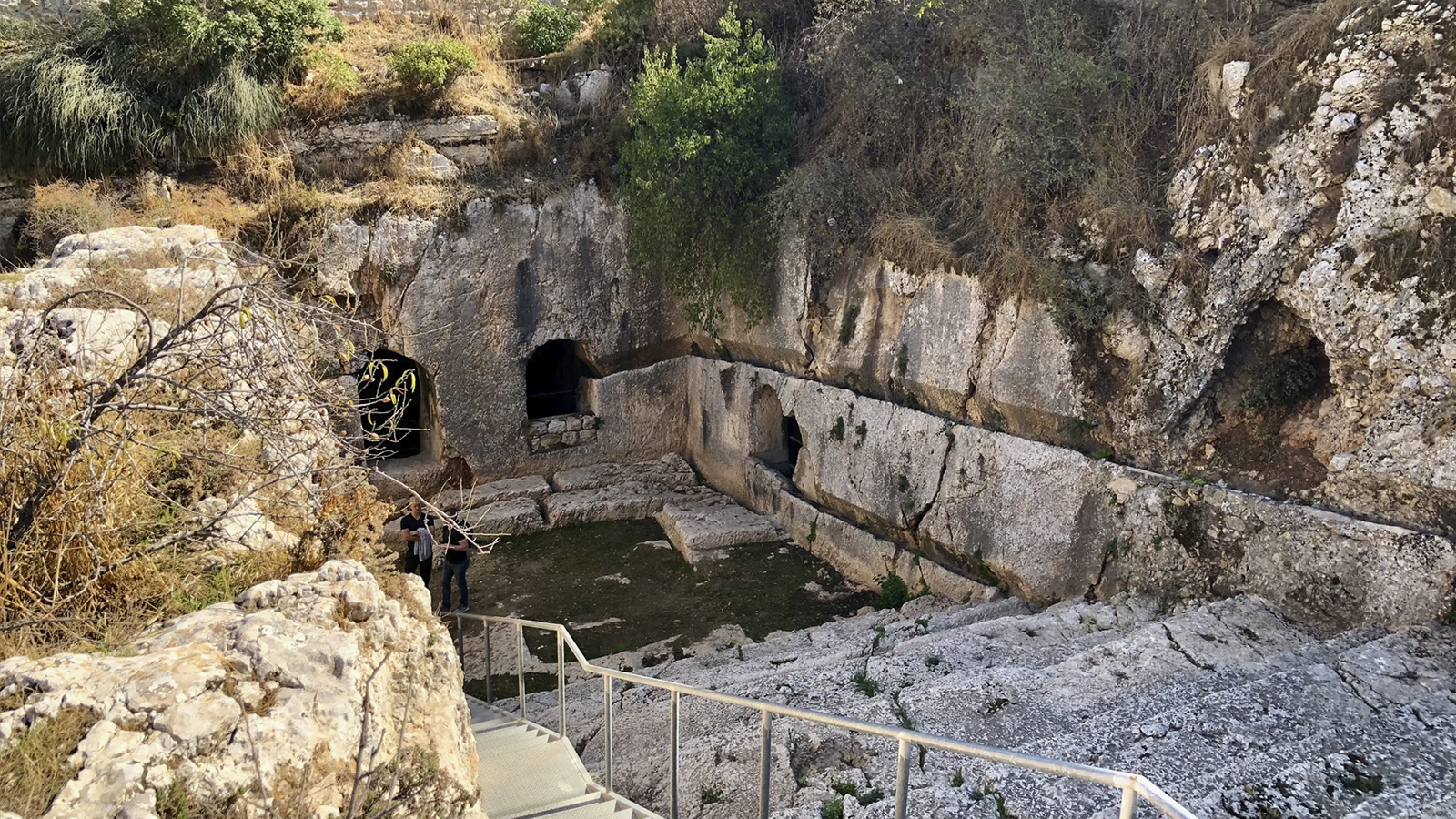 ‪صورة علوية للدرج الحجري وخزانات الماء‬ (الجزيرة نت)