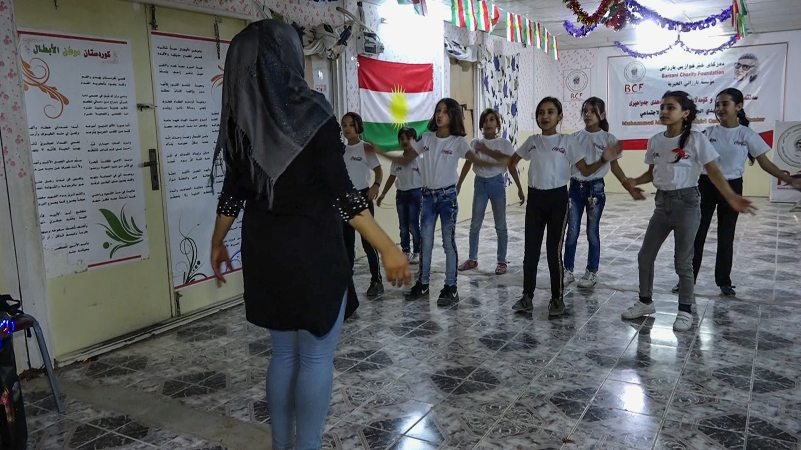 ‪العراقية شيماء العباسي أثناء تدريب الأطفال على أداء فعاليات رياضية‬ (الجزيرة)