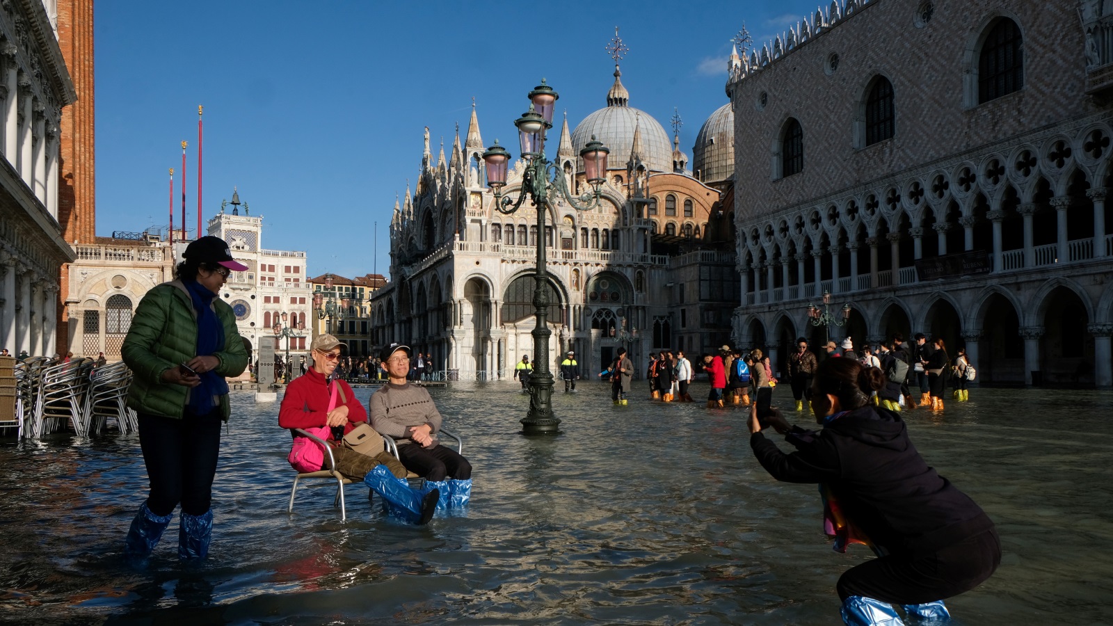 ‪السياح لم يفوتوا فرصة أخذ الصور التذكارية وسط المياه‬  (رويترز)