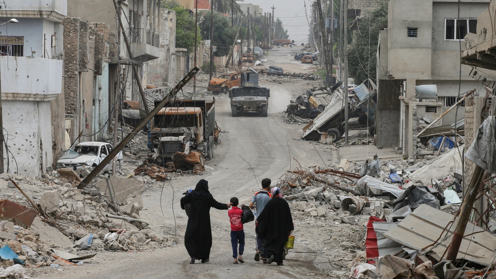شوارع الموصل تملؤها الأنقاض وهياكل السيارات المدمرة (رويترز)