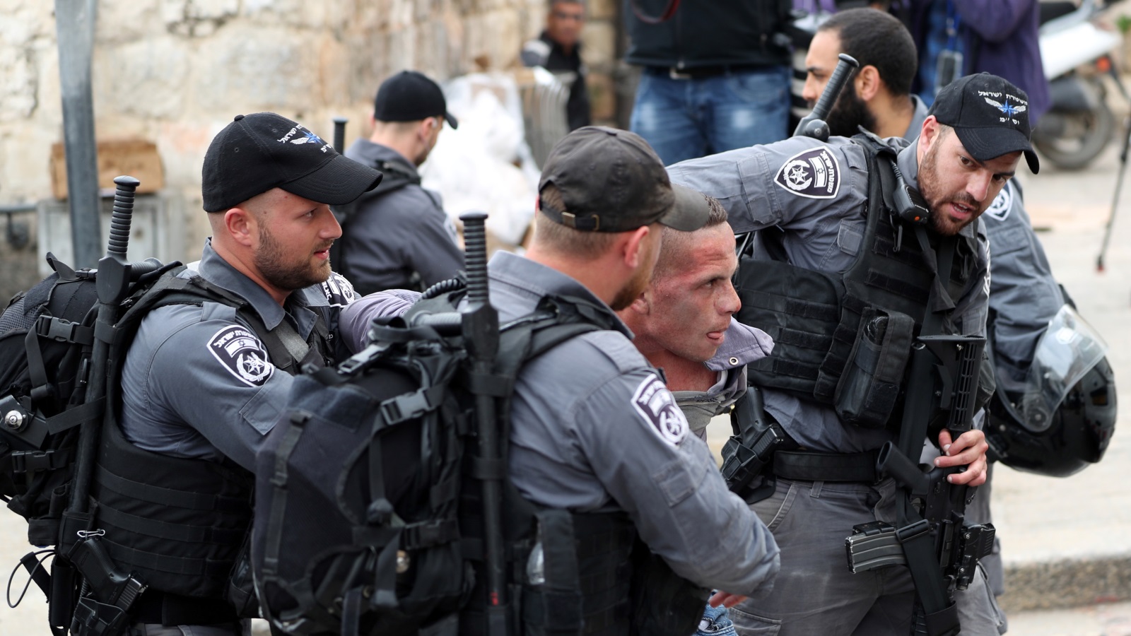 شرطة الاحتلال تعتقل فلسطينيا قرب الأقصى الشريف (رويترز)