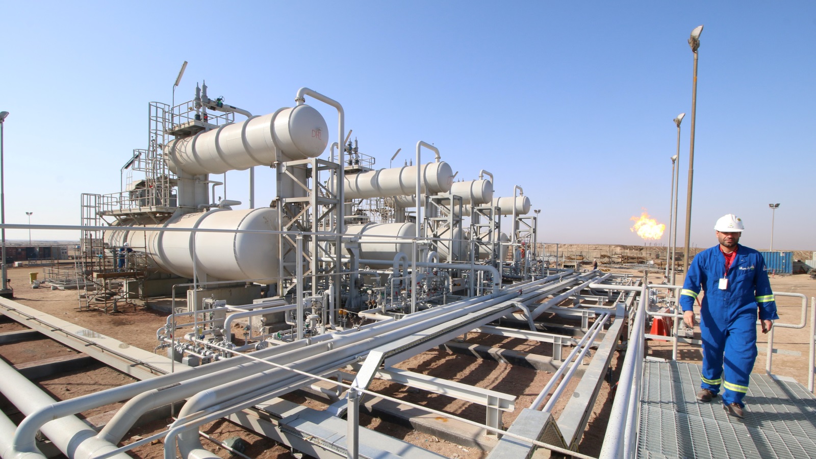العراق يعتمد بشكل رئيسي على موارده من بيع النفط الخام (رويترز)