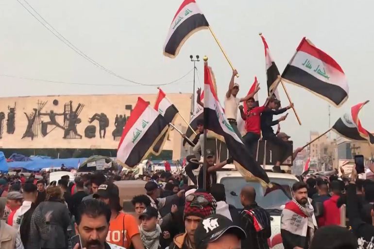 أجواء من الفرحة بين المعتصمين في العراق بإعلان استقالة عبد المهدي