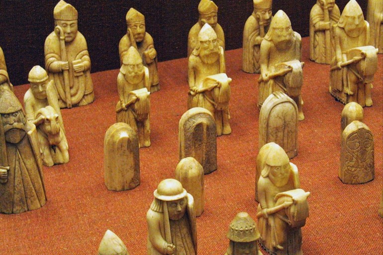 مجموعة من قطع الشطرنج القديمة التي تعود للقرون الوسطى – المتحف البريطاني (كومونز ويكيميديا)
