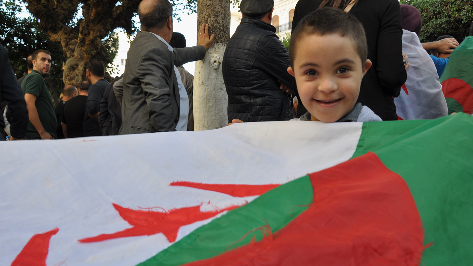 ‪طفل بين مئات الآلاف ممن ملؤوا شوارع العاصمة‬ (الجزيرة)