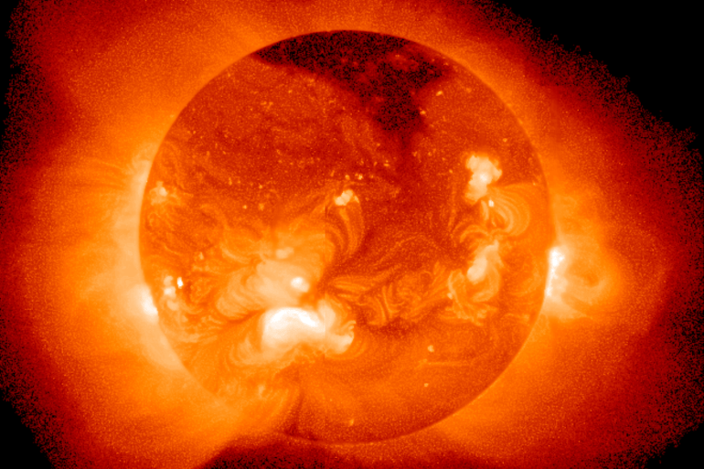 الشمس، مثل النجوم الأخرى، عبارة عن مفاعل اندماج طبيعي (ويكيبيديا)