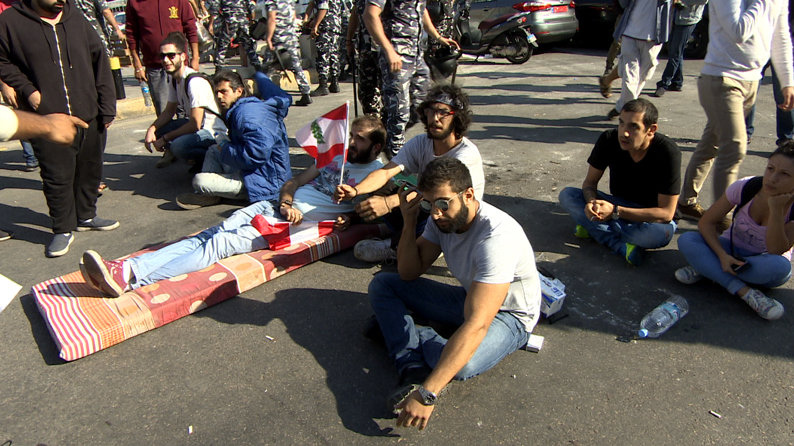 ‪المحتجون قطعوا طرقا رئيسية على مدى أيام لشل حركة المرور‬  (الجزيرة)