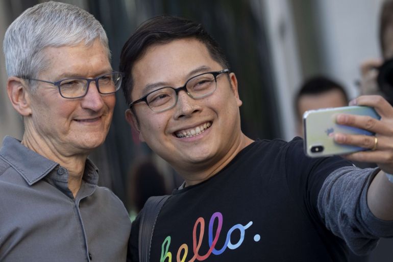 NEW YORK, NY - SEPTEMBER 20: Apple CEO Tim Cook takes a selfie with a customer as he enters Apple's flagship 5th Avenue store to purchase the new iPhone 11 on September 20, 2019 in New York City. Apple's new iPhone 11 goes on sale today at the grand re-opening of the 5th Avenue store. Drew Angerer/Getty Images/AFP== FOR NEWSPAPERS, INTERNET, TELCOS & TELEVISION USE ONLY ==